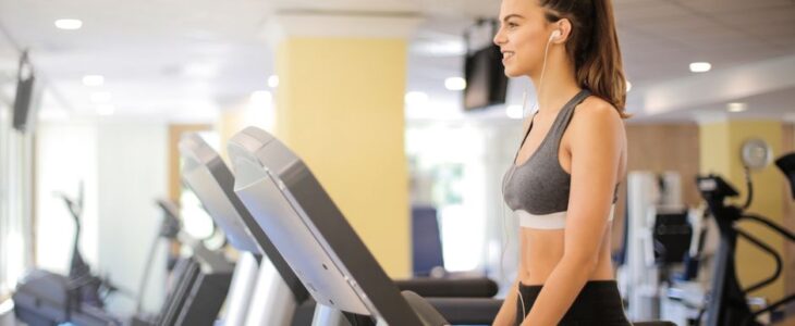 Een persoon die op een loopband traint voor fitness en gezondheid in een moderne thuisomgeving.
