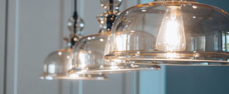 Stijlvolle moderne hanglampen in een eigentijds interieur, perfect voor sfeerverlichting in de woonkamer of boven de eettafel.